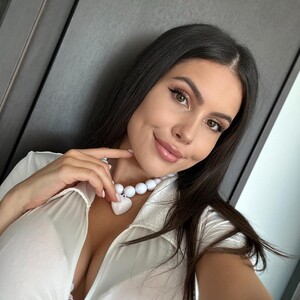 MollyRayy webcam profile - Romanian