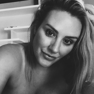 Hotmouthx Pussy webcam from Australia